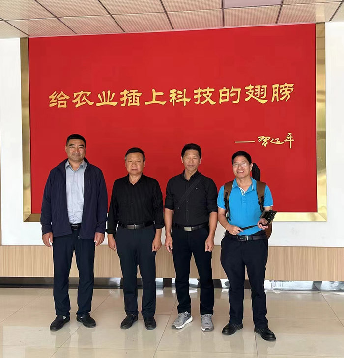 廣東省普寧市農(nóng)科所馮順洪所長、國家甘薯產(chǎn)業(yè)技術(shù)體系濟寧綜合實驗站黃成星站長來金藤公司指導(dǎo)